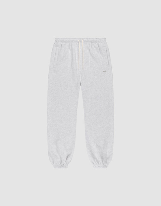 The LIVE FAST DIE YOUNG Basic Loose Jogger features light gray fabric, an Elastik-Bund waistband with white drawstring, side pockets, and elastic cuffs. The soft material and loose fit offer comfort for casual or athletic wear. | plain