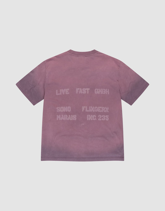 The Live Fast District Tee by LIVE FAST DIE YOUNG is a faded mauve oversized short-sleeve T-shirt with stenciled text on the back. Made from 100% Baumwolle, it has a washed vintage look and subtle spray-effect detailing.