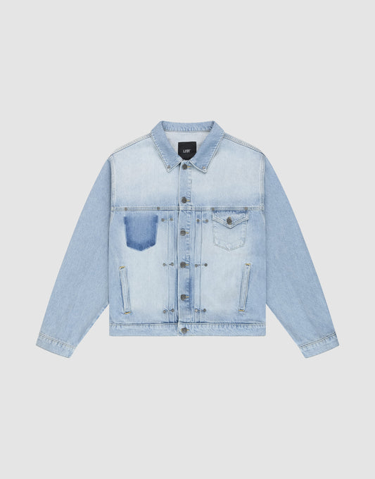 Die LFDY Trucker Jacket von LIVE FAST DIE YOUNG aus hellblauem Denim mit Kragen, Metallknöpfen, Nieten-Details, zwei Brusttaschen (eine mit ausgewaschenem Patch) und zwei Seitentaschen vor weißem Hintergrund. | plain