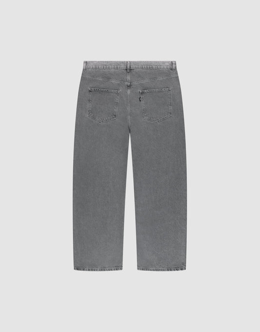 Back view of LIVE FAST DIE YOUNG LFDY Baggy Denim in gray, featuring gerades Bein, two rear pockets, and made from 100% Baumwolle, displayed against a plain white background.