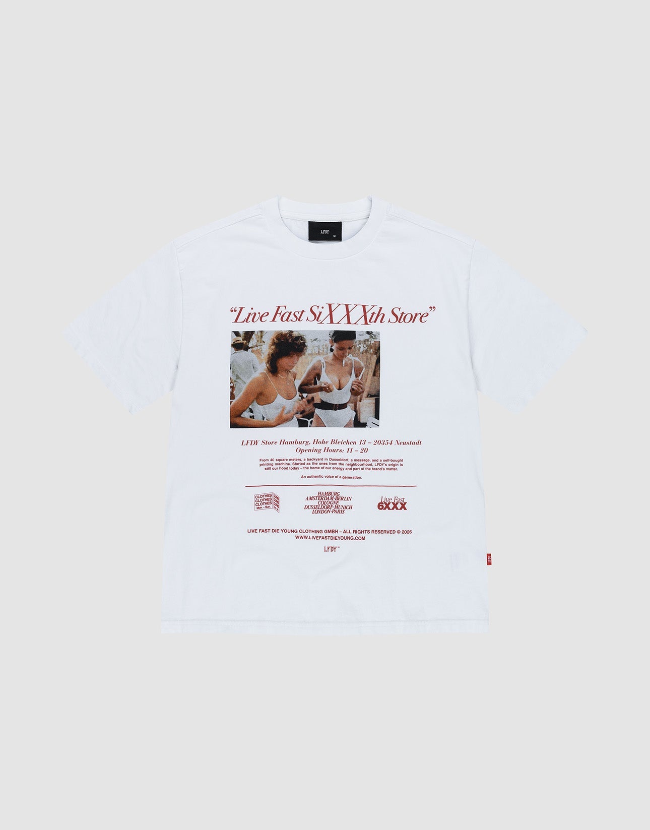 The LFDY SiXXXth Store Tee by LIVE FAST DIE YOUNG is an oversize white t-shirt with a vintage-style photo of two women laughing, the red “Live Fast SiXXth Store” logo above, red text below, and made from 100% Baumwolle.| plain