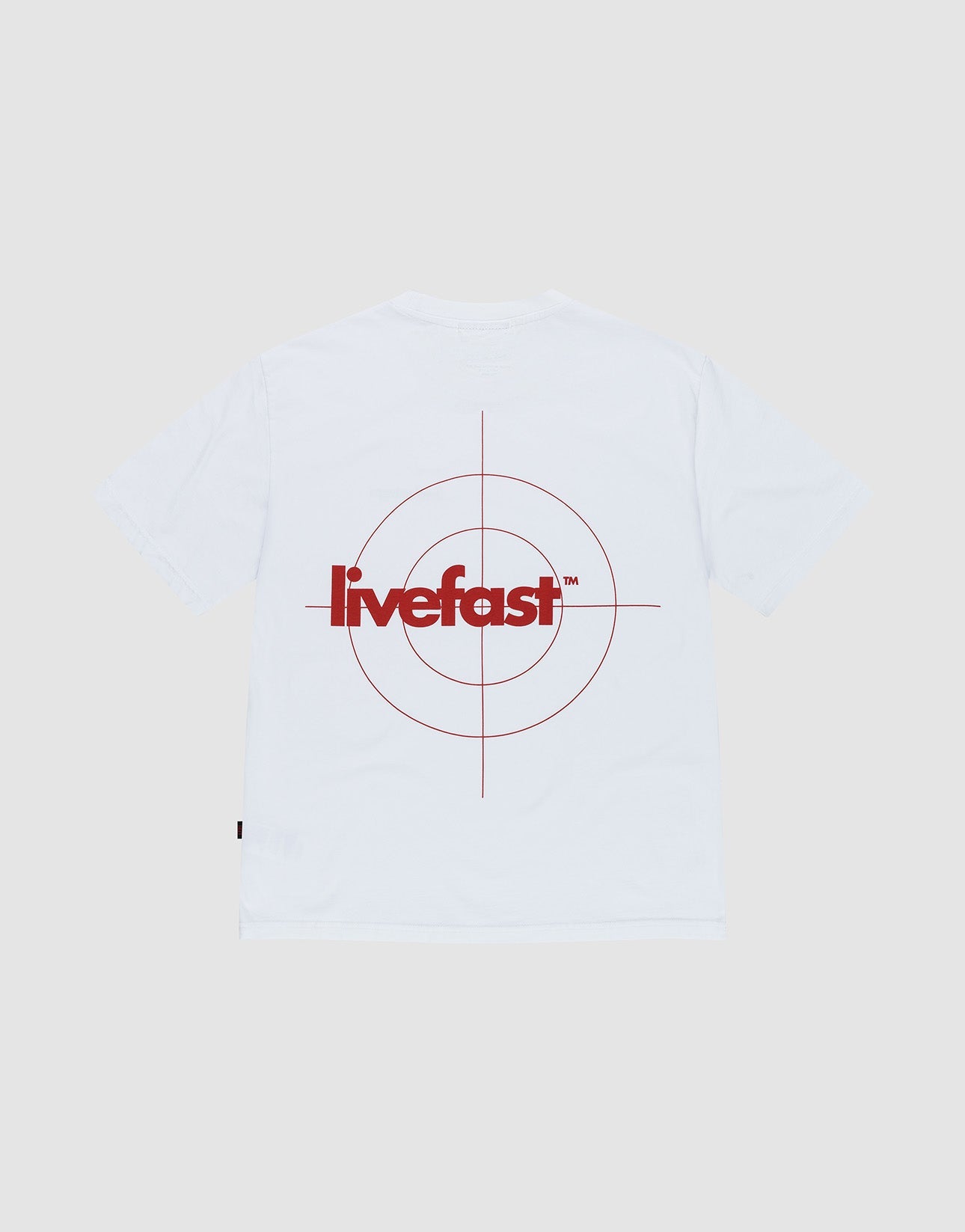 The LIVE FAST DIE YOUNG Live Fast Target Tee is a white Cologne Regular Fit T-shirt made from 100% Baumwolle, with a red target and "livefast" graphic on the back plus subtle front and back print details.| plain