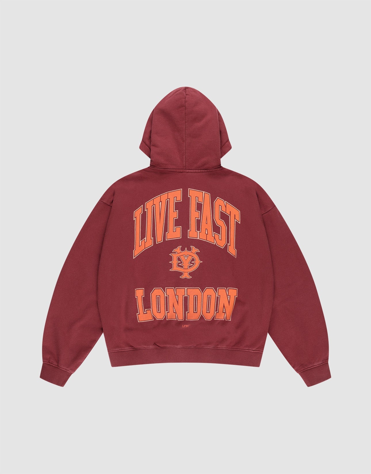 The LIVE FAST DIE YOUNG "Live Fast London Hooded Zip" is a maroon, oversized 100% Baumwolle hoodie with a hood and large orange “LIVE FAST LONDON” text plus an emblem on the back. Shown on a plain white background.