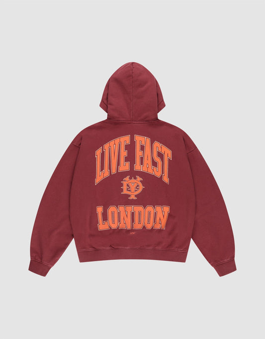 The LIVE FAST DIE YOUNG "Live Fast London Hooded Zip" is a maroon, oversized 100% Baumwolle hoodie with a hood and large orange “LIVE FAST LONDON” text plus an emblem on the back. Shown on a plain white background. | plain