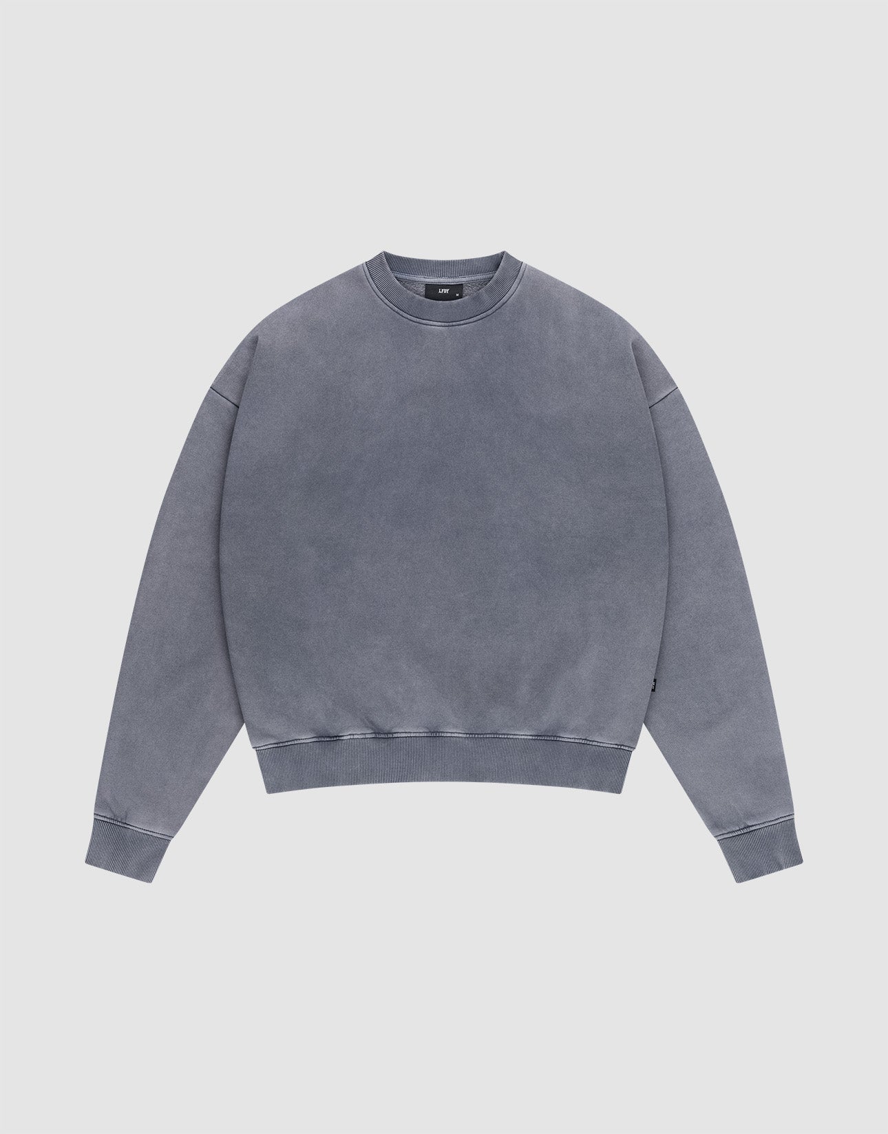 The LIVE FAST DIE YOUNG Basic Blank Sweater, a washed gray, long-sleeve crewneck in Baumwolle, is laid flat on a light background, showcasing its simple vintage-washed style and casual design. | plain