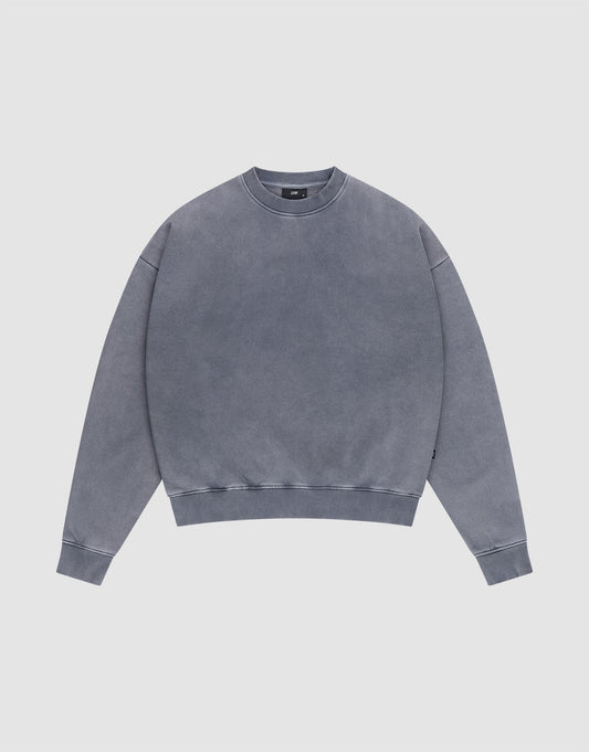 The LIVE FAST DIE YOUNG Basic Blank Sweater, a washed gray, long-sleeve crewneck in Baumwolle, is laid flat on a light background, showcasing its simple vintage-washed style and casual design. | plain