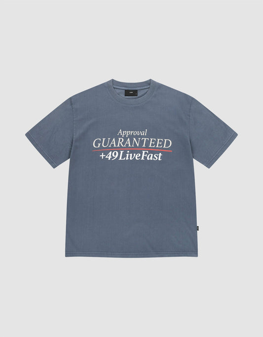 The LFDY Guaranteed Tee by LIVE FAST DIE YOUNG is a blue regular fit short-sleeve t-shirt made from 100% Baumwolle, featuring a bold white front print: Approval GUARANTEED +49 LiveFast, with "GUARANTEED" underlined in red. | plain