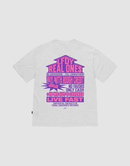 The LFDY Real Ones Tee by LIVE FAST DIE YOUNG is a light gray, 100% Baumwolle oversize T-shirt with bold purple and pink “LFDY REAL ONE$” text graphics on the back and a subtle Flaglabel detail. | plain