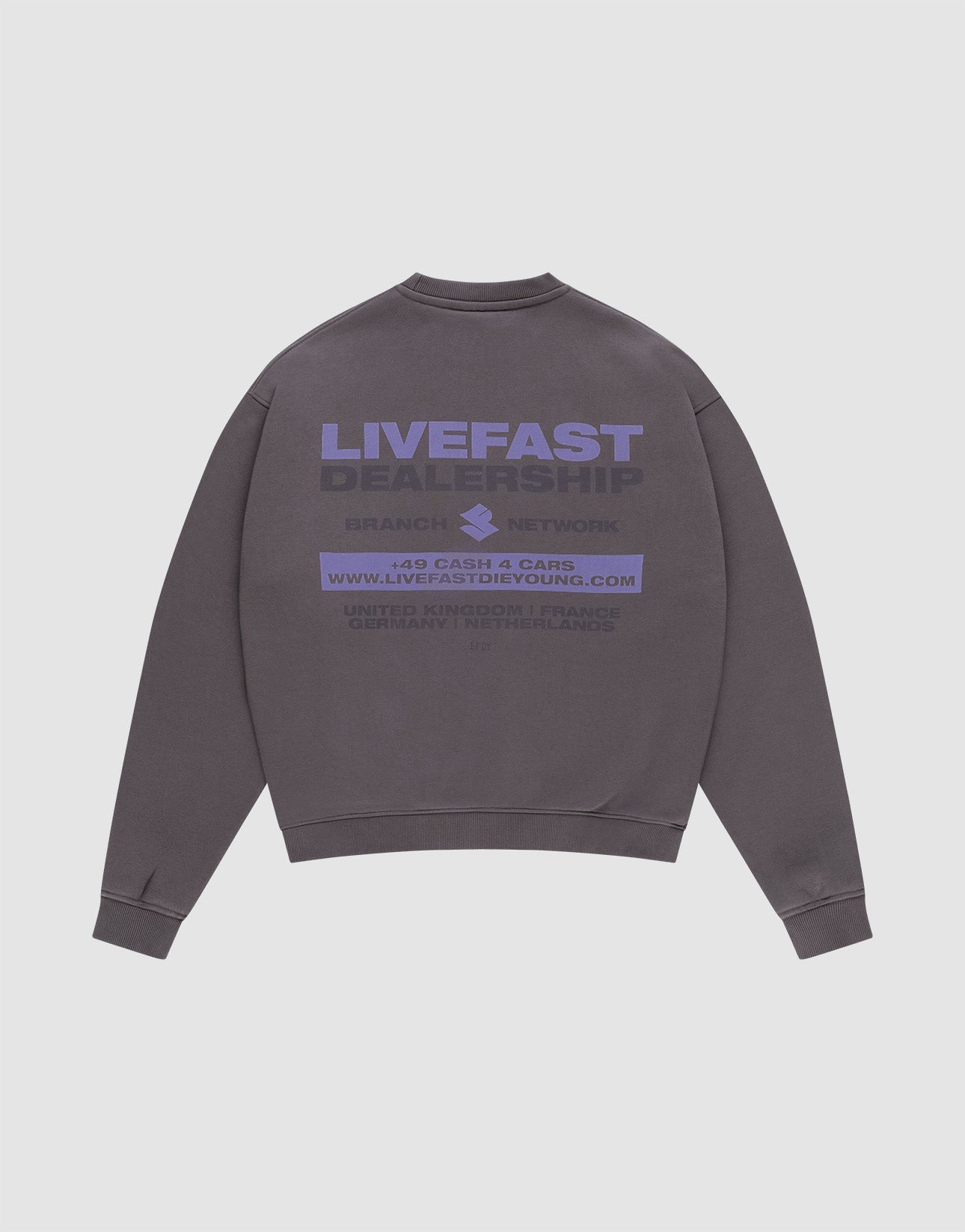 The LFDY Network Sweater von LIVE FAST DIE YOUNG ist ein graues Oversize-Crewneck aus Baumwolle mit lila "LIVEFAST DEALERSHIP" Backprint, weiteren Details, Website und Kleingedrucktem. Flach auf weißem Hintergrund präsentiert.