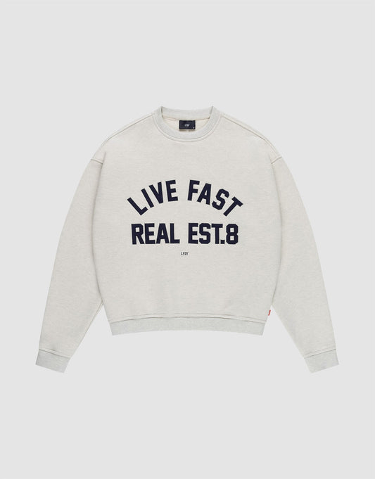 The LFDY Heavyweight Lounge Sweater by LIVE FAST DIE YOUNG is a light grey, oversized fit with "LIVE FAST REAL EST. 8" in bold black print. This 100% Baumwolle sweatshirt features a crew neck and long sleeves. | plain