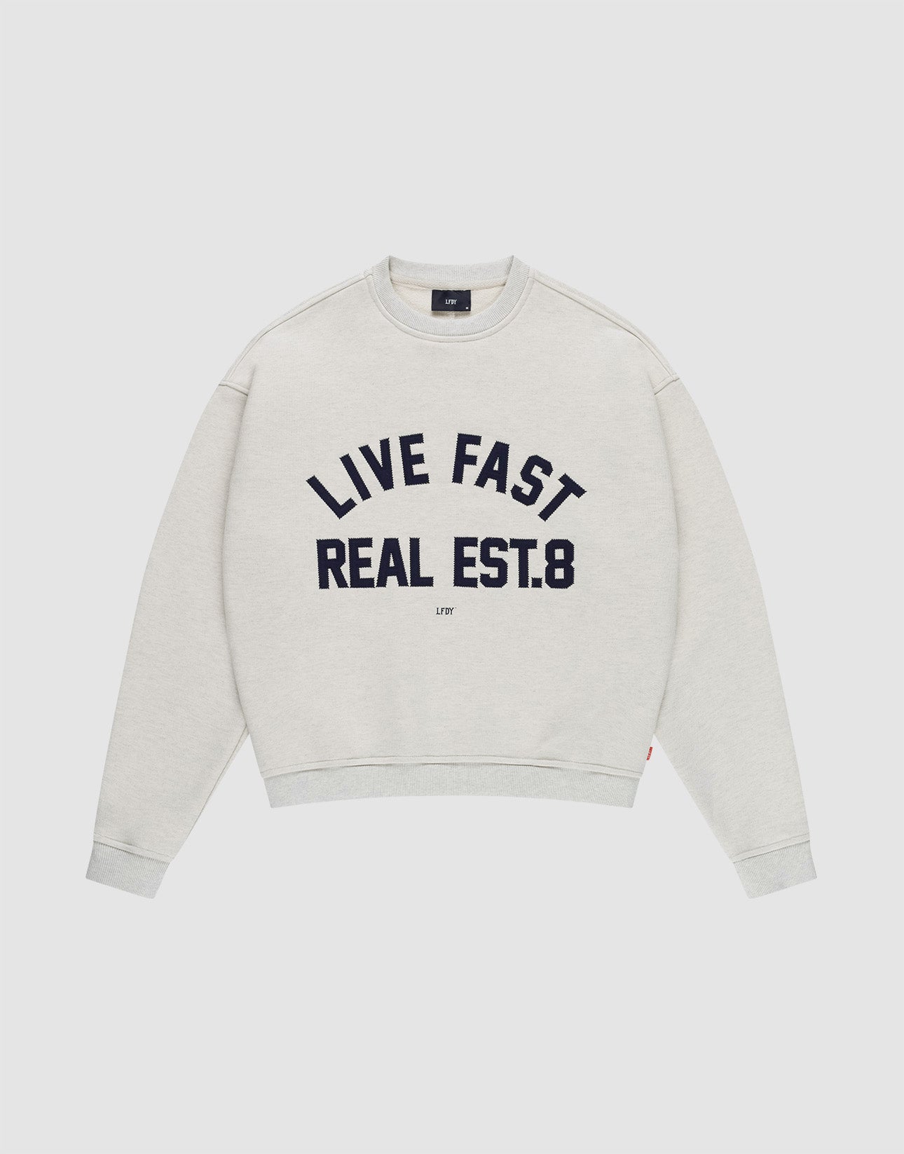 The LFDY Heavyweight Lounge Sweater by LIVE FAST DIE YOUNG is a light grey, oversized fit with "LIVE FAST REAL EST. 8" in bold black print. This 100% Baumwolle sweatshirt features a crew neck and long sleeves. | plain