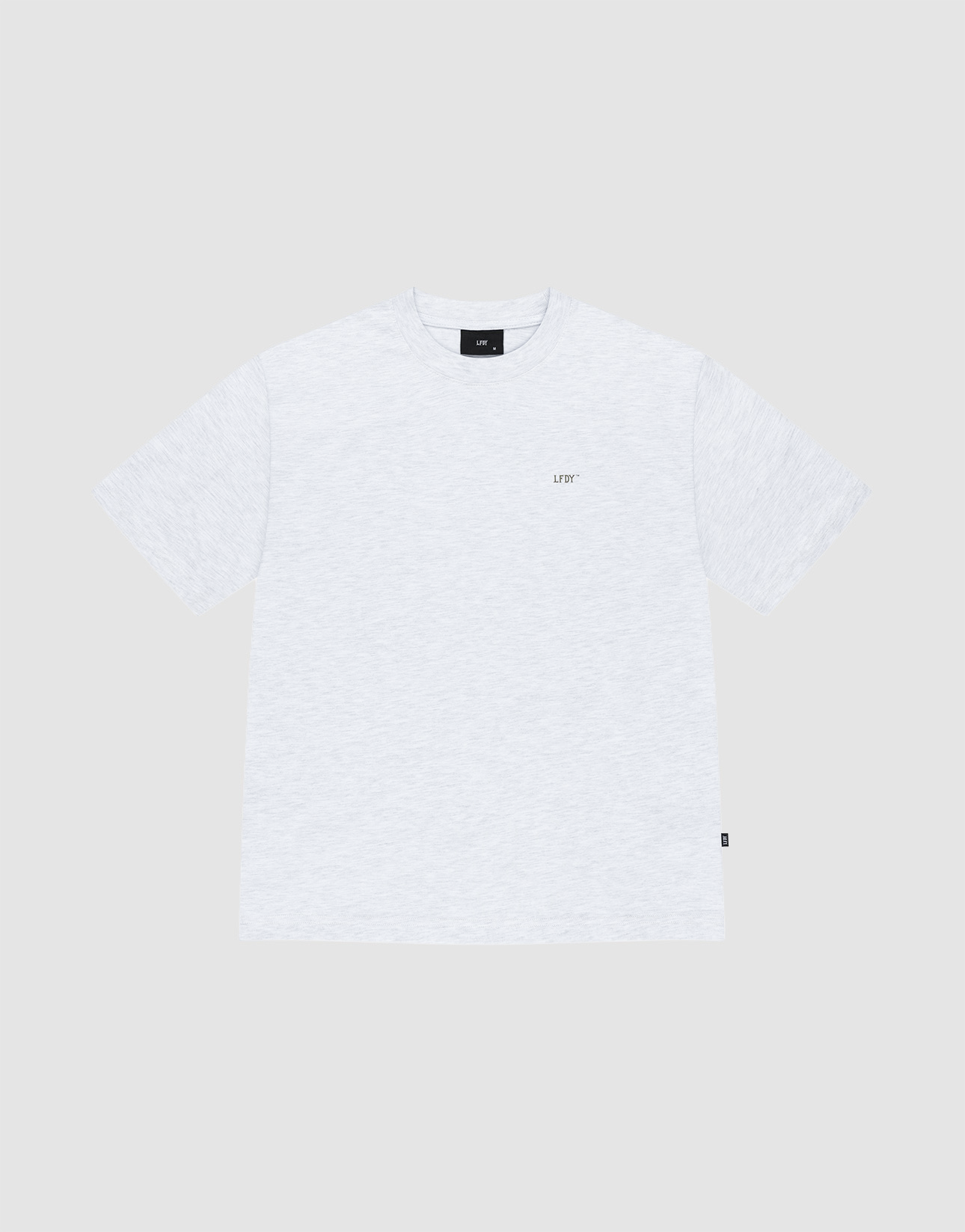 The LIVE FAST DIE YOUNG Basic Chest Tee is a plain light gray, regular-fit crew neck made from 100% Baumwolle, featuring a small black "LIFT" logo on the left chest. Displayed flat on a neutral gray background. | plain