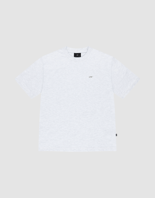 The LIVE FAST DIE YOUNG Basic Chest Tee is a plain light gray, regular-fit crew neck made from 100% Baumwolle, featuring a small black "LIFT" logo on the left chest. Displayed flat on a neutral gray background. | plain