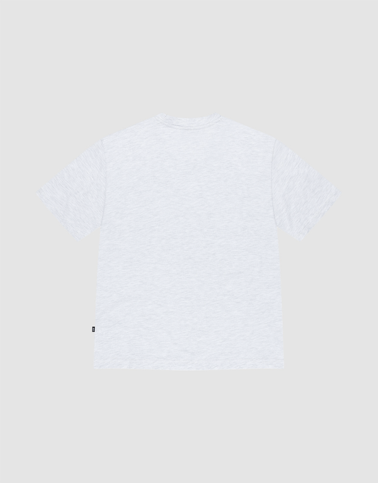 The LIVE FAST DIE YOUNG Basic Chest Tee, made from 100% Baumwolle, is displayed flat with the back facing up on a light gray background. It’s a plain, light gray short-sleeve T-shirt with no visible graphics or patterns.