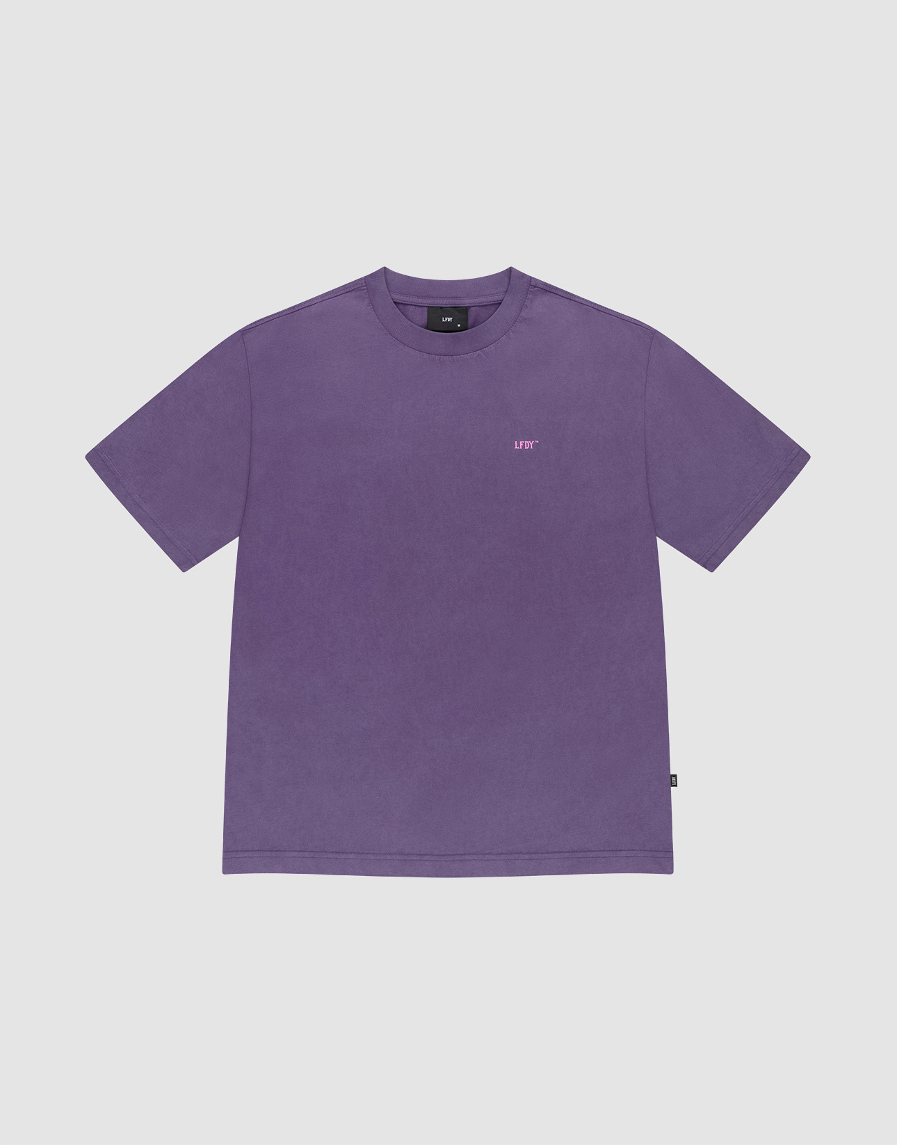 The Basic Evidence Tee by LIVE FAST DIE YOUNG is a plain purple oversize-fit short-sleeve t-shirt with a crew neckline and small white "LIVY" text on the left chest, made from 100% Baumwolle and shown on a light gray background.