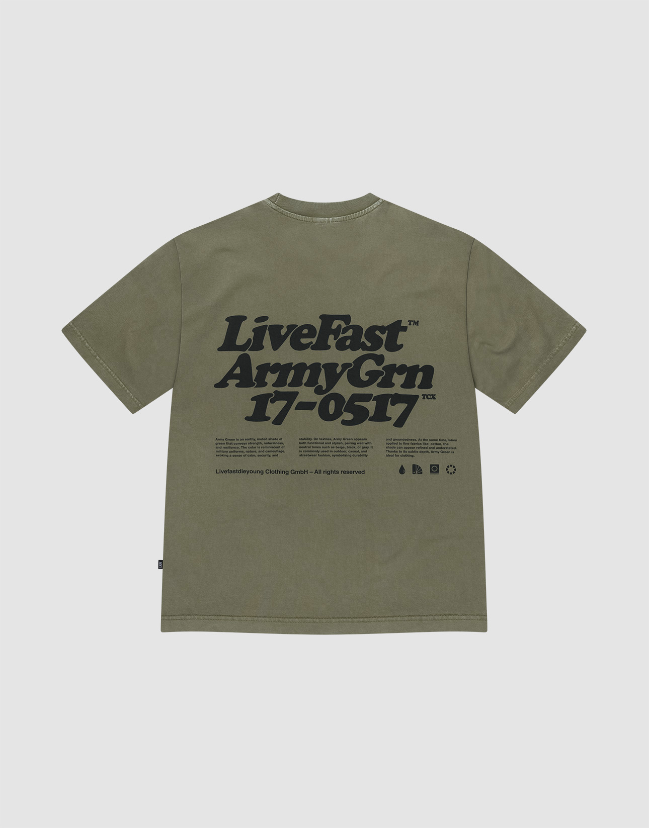 Das Basic 210 Tee von LIVE FAST DIE YOUNG ist ein olivegrünes Oversize-Shirt aus 100% Baumwolle mit Front- und Backprint, darunter groß “LiveFast ArmyGrn 17-0517” plus Text und Symbole auf der Rückseite. | plain