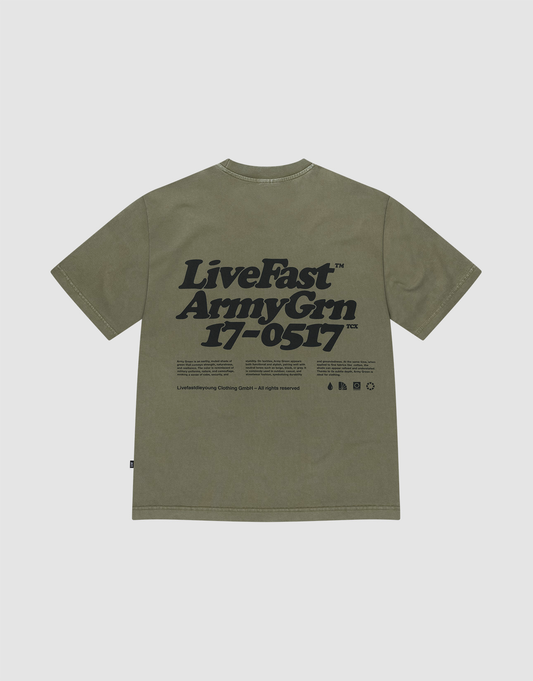 Das Basic 210 Tee von LIVE FAST DIE YOUNG ist ein olivegrünes Oversize-Shirt aus 100% Baumwolle mit Front- und Backprint, darunter groß “LiveFast ArmyGrn 17-0517” plus Text und Symbole auf der Rückseite. | plain
