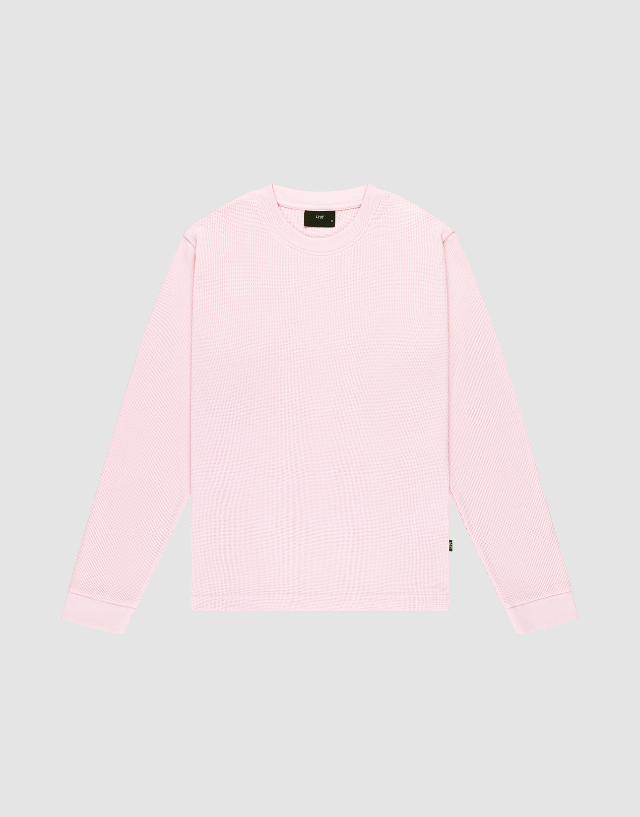 The LIVE FAST DIE YOUNG Basic Waffle Longsleeve, shown in light pink with an oversized fit, is made from a soft Baumwolle Polyester blend and features a simple crewneck design on a plain light gray background. No visible patterns or logos. | plain