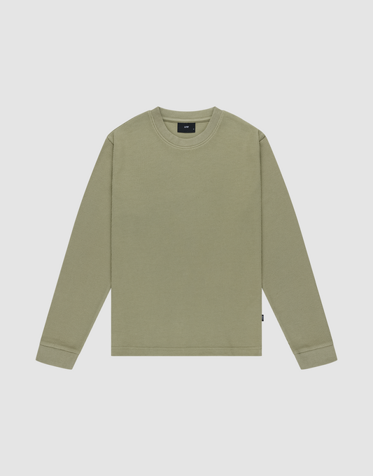 The Basic Waffle Longsleeve by LIVE FAST DIE YOUNG is a plain, light olive green, crew neck shirt with long sleeves made from soft Baumwolle, shown flat on a light gray background. | plain