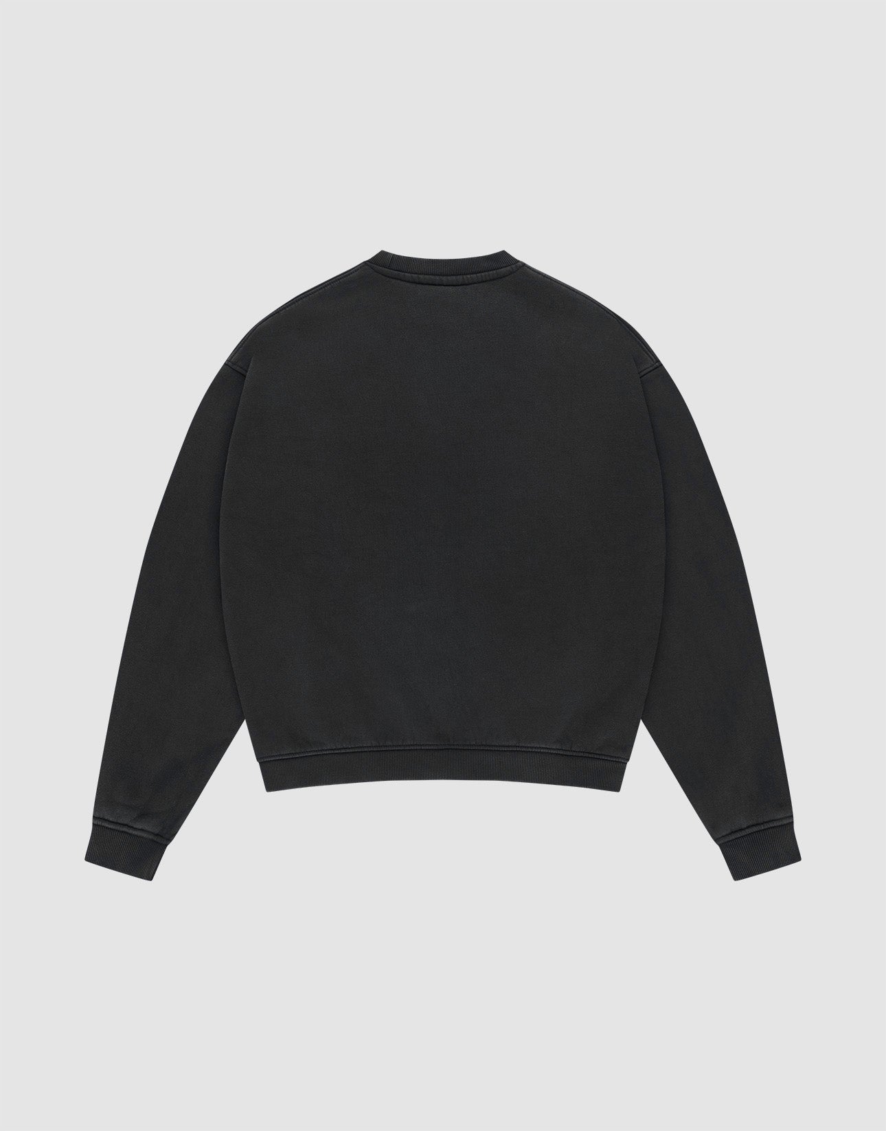 The LIVE FAST DIE YOUNG Basic +49 Chest Sweater, an oversized black crewneck, is shown flat on a light grey background. It features long sleeves and a simple design, made from a soft Baumwolle Polyester blend, with no visible logos or patterns.