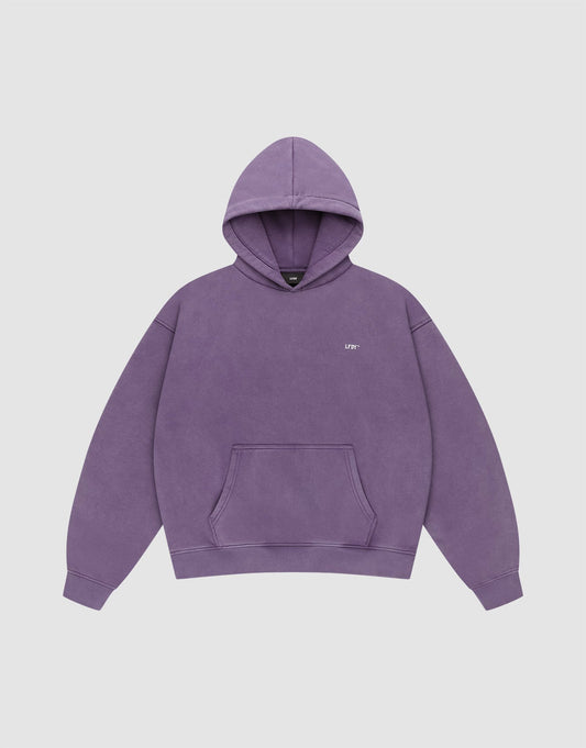 The Basic Evidence Hooded by LIVE FAST DIE YOUNG is a plain purple oversized fit hoodie in Baumwolle Polyester, with a front pocket and small white text on the left chest, shown on a light grey background.