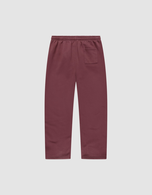 The LIVE FAST DIE YOUNG Basic Wide Jogger features a wide fit, straight-leg design in maroon, made from soft Baumwolle with an elastic waistband and single back pocket, shown laid flat on a plain white background.