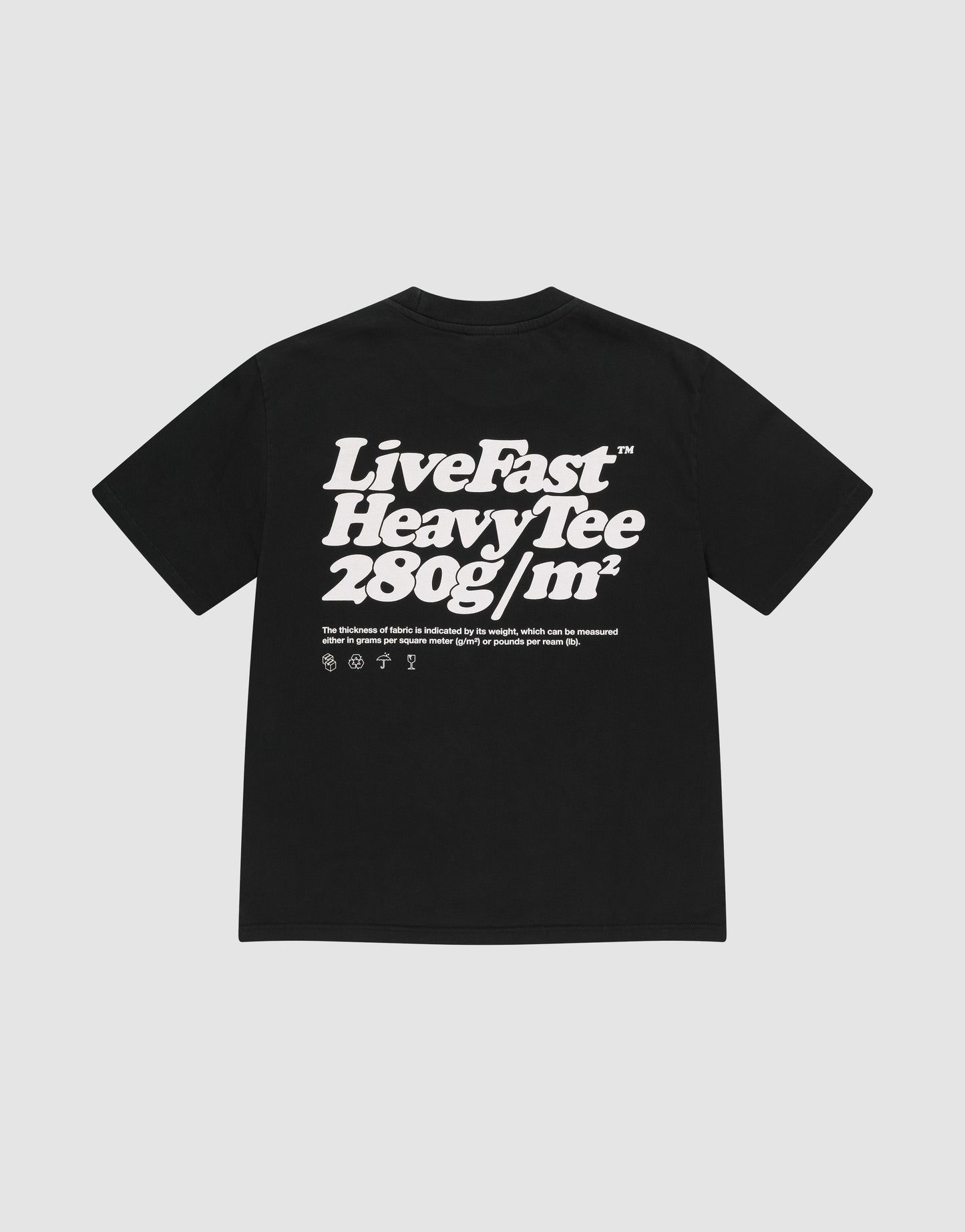 Das Basic 280 Tee von LIVE FAST DIE YOUNG ist ein schwarzes, oversized Baumwollshirt mit auffälligem Front- und Rückendruck: Hinten steht mittig „LiveFast Heavy Tee 280g/m²“ in Weiß, darunter kleinere Schrift und Symbole.