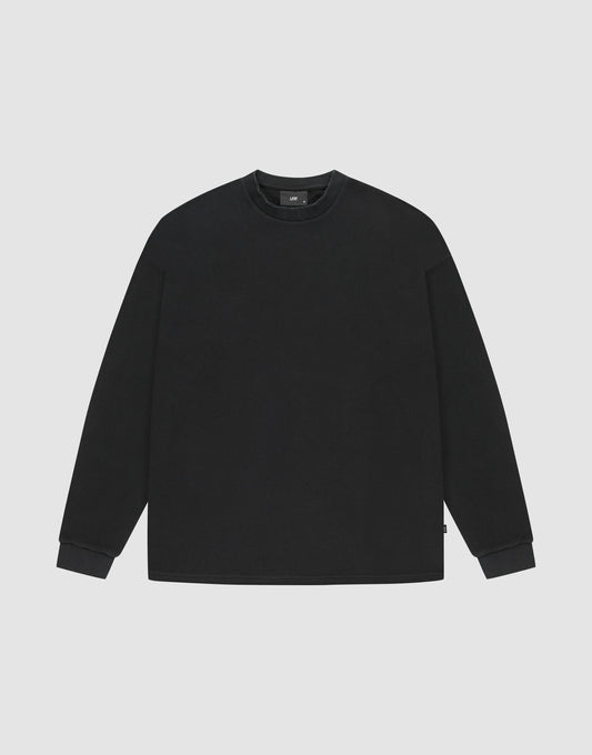 The LIVE FAST DIE YOUNG Blank Waffle Longsleeve is an oversized, plain black crewneck sweatshirt made from 100% Baumwolle, shown on a light gray background. | plain