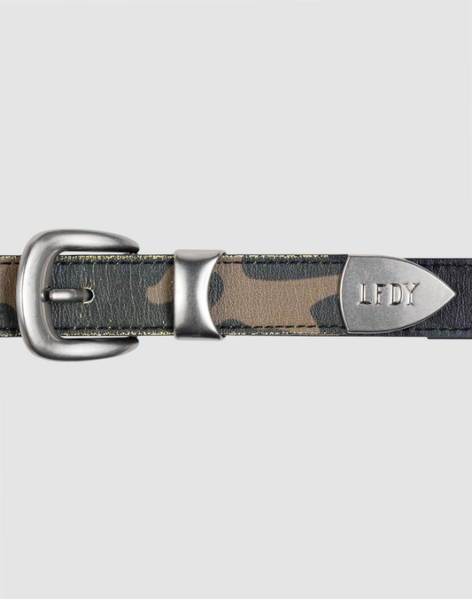 The LFDY Slim Belt by LIVE FAST DIE YOUNG features a camouflage pattern, silver buckle, pointed LFDY-stamped end, and practical Gesamtlänge. Displayed on a light gray background for stylish appeal. | model