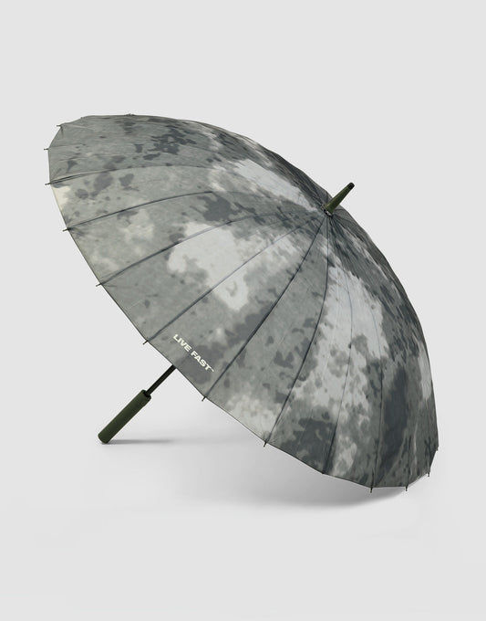 The LFDY Umbrella by LIVE FAST DIE YOUNG features a green and gray camouflage pattern, stabile Rahmenkonstruktion, and "LIVE FAST" text near the edge, shown against a plain light gray background.| plain 