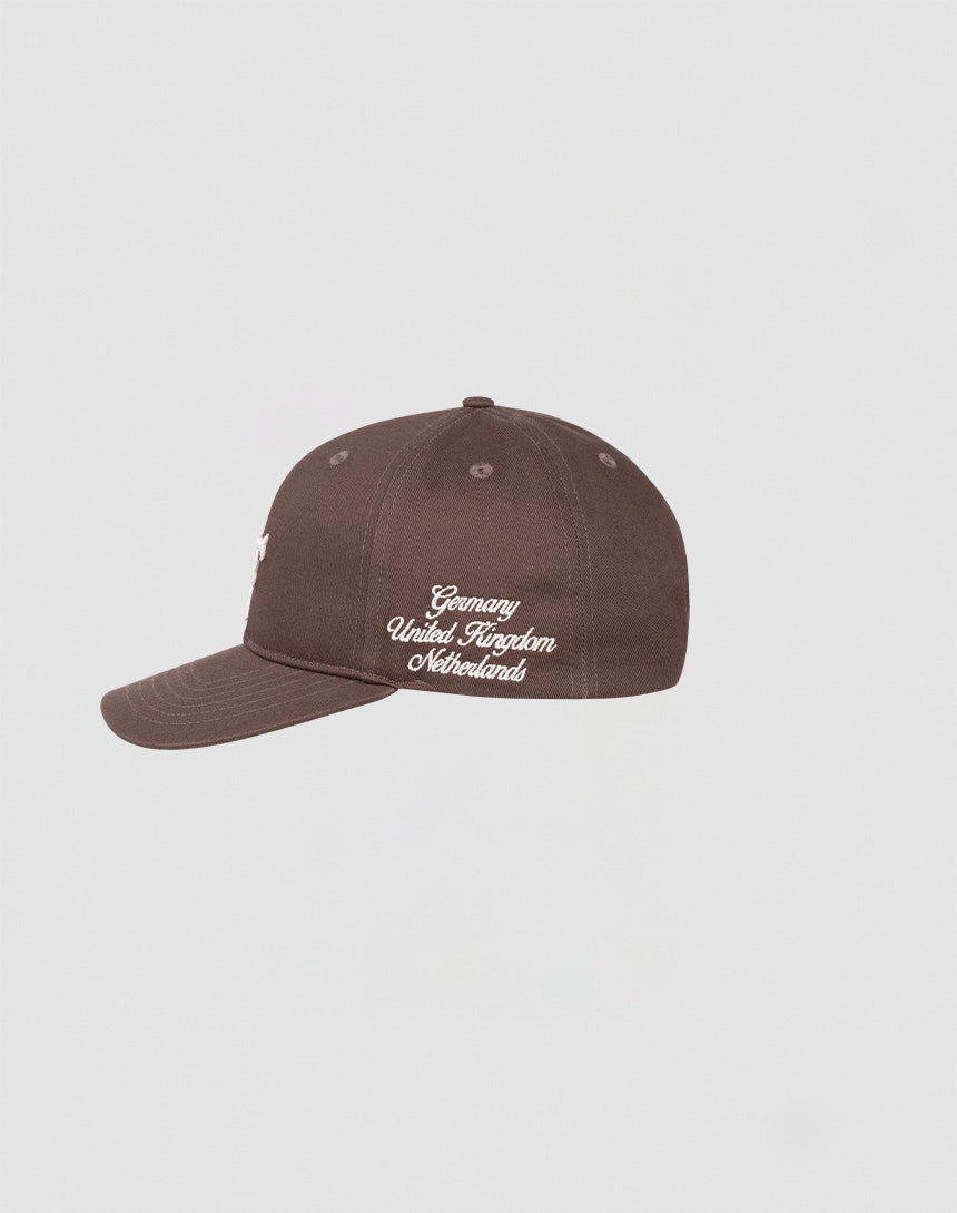 Die LF Snapback von LIVE FAST DIE YOUNG ist eine braune Baseballkappe aus 100% Baumwolle mit Snapverschluss. Auf der Rückseite befindet sich ein weißer Logo-Stick mit Germany, United Kingdom, Netherlands auf schlicht weißem Hintergrund.