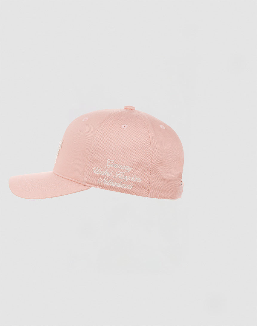 Die LF Snapback von LIVE FAST DIE YOUNG ist eine hellrosa Baseball Cap aus Baumwolle mit seitlichem weißem Logo-Stick Germany United Kingdom & Wonderland und Snapverschluss für individuelle Passform.