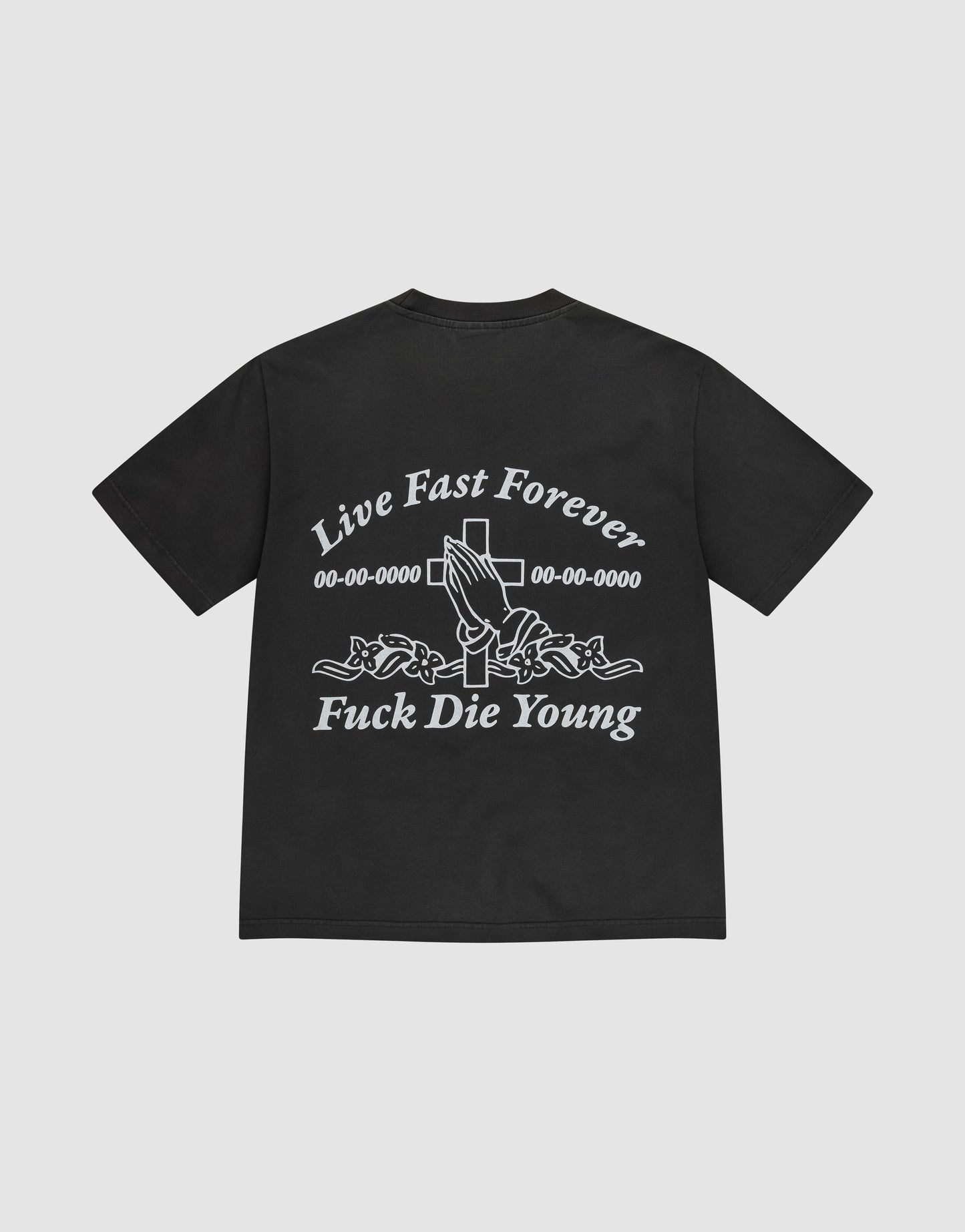 Das LFDY Praying Tee von LIVE FAST DIE YOUNG ist ein schwarzes Oversize-Baumwollshirt mit Front- und Backprint. Hinten steht „Live Fast Forever, 00-00-0000, Fuck Die Young“ sowie ein Handmotiv mit Kreuz über Blumen.