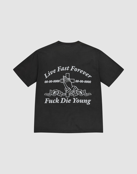 Das LFDY Praying Tee von LIVE FAST DIE YOUNG ist ein schwarzes Oversize-Baumwollshirt mit Front- und Backprint. Hinten steht „Live Fast Forever, 00-00-0000, Fuck Die Young“ sowie ein Handmotiv mit Kreuz über Blumen. | plain