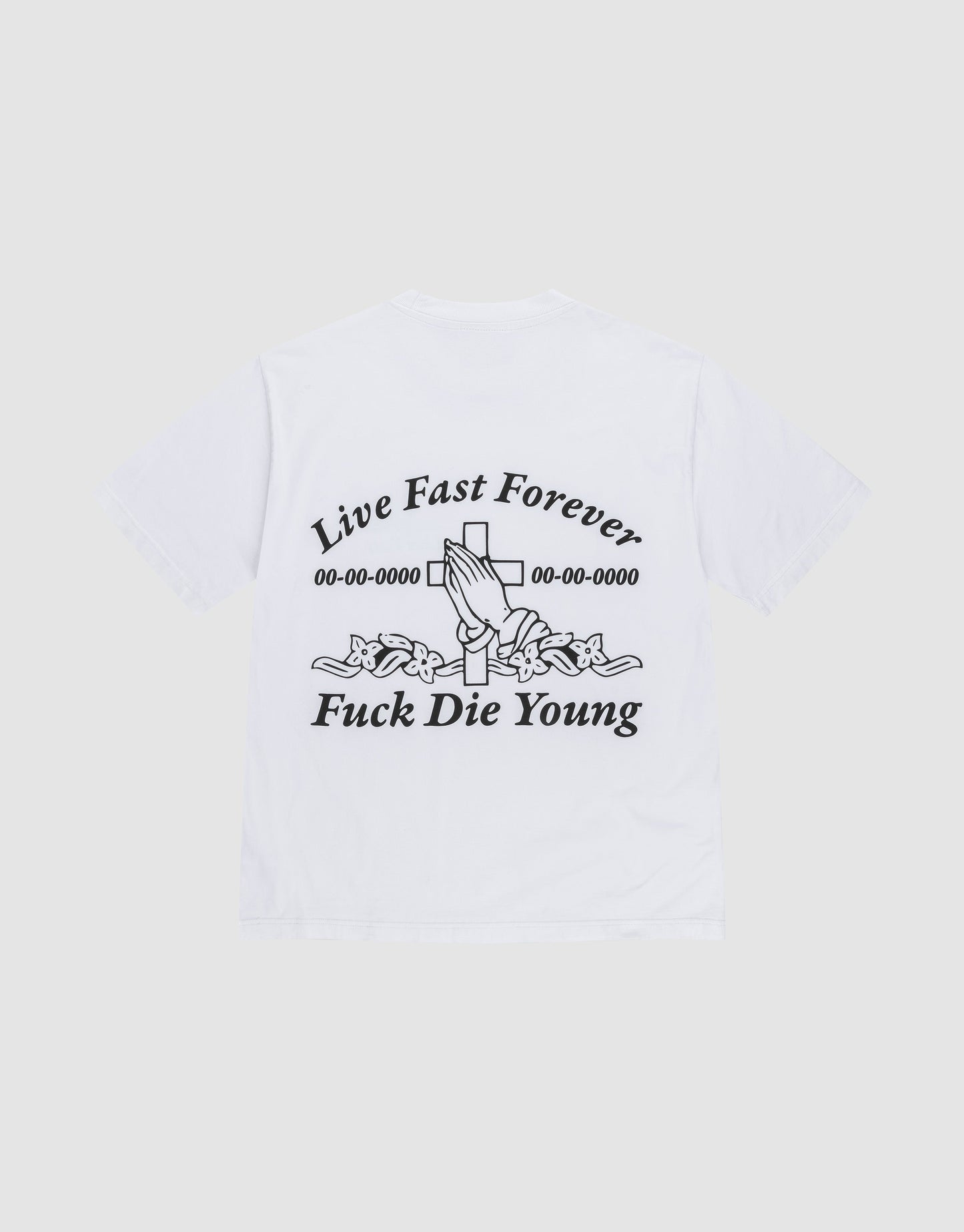 Das LFDY Praying Tee von LIVE FAST DIE YOUNG ist ein weißes Oversize-Baumwollshirt mit Front- und Backprint: Auf dem Rücken betende Hände über Kreuz, Datumszeilen aus Nullen und dem Text „Live Fast Forever, Fuck Die Young“.