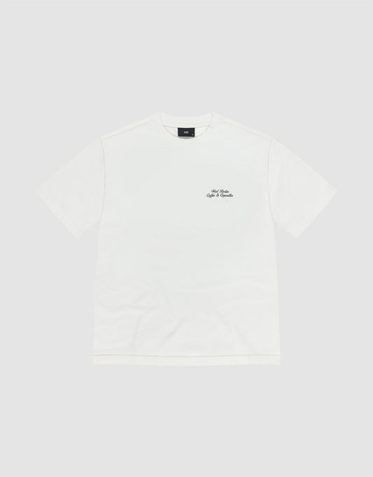 The Live Fast Coffee Tee by LIVE FAST DIE YOUNG is an oversize fit, short-sleeve white t-shirt with a small black logo and text on the left chest, made from 100% Baumwolle and shown on a light gray background.
