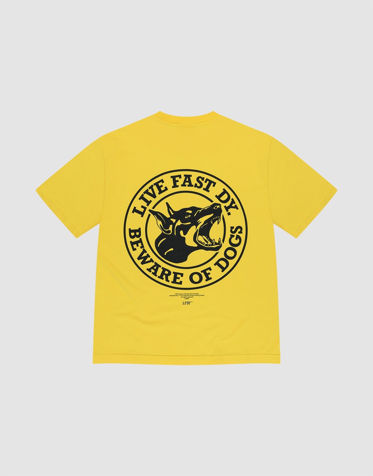 The LIVE FAST DIE YOUNG LFDY Circle Dog Tee is a yellow Oversize Fit T-shirt with a large black snarling dog graphic and LIVE FAST DIE, BEWARE OF DOGS text on the back, crafted from 100% Baumwolle for comfort and style. | plain