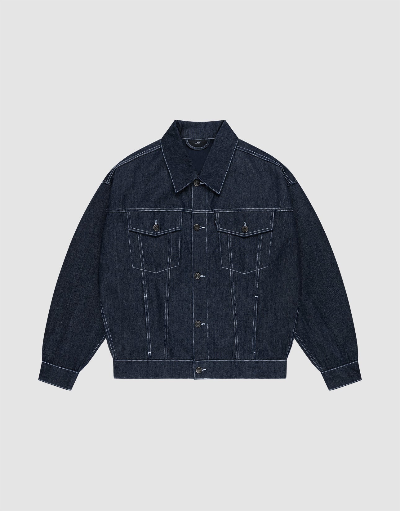 Die LFDY Denim Jacket von LIVE FAST DIE YOUNG aus 100% Baumwolle präsentiert sich in dunklem Raw-Denim mit spitzem Kragen, Knopfleiste, Brusttaschen mit Klappen und weißen Kontrastnähten auf hellgrauem Hintergrund. | plain