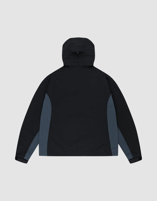 The LIVE FAST DIE YOUNG Basic Shell Jacket is black with dark gray side and underarm panels, a wasserabweisender Reißverschluss, and is shown flat with the back facing up on a light gray background.