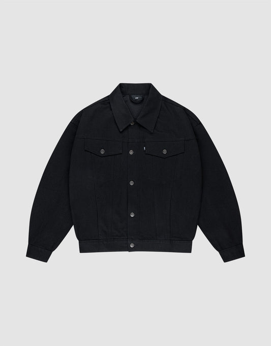 Die LFDY Denim Jacket von LIVE FAST DIE YOUNG ist eine schwarze Oversize-Jeansjacke aus 100% Baumwolle mit klassischem Kragen, Knopfleiste, langen Ärmeln und zwei Brusttaschen – präsentiert auf hellgrauem Hintergrund. | plain