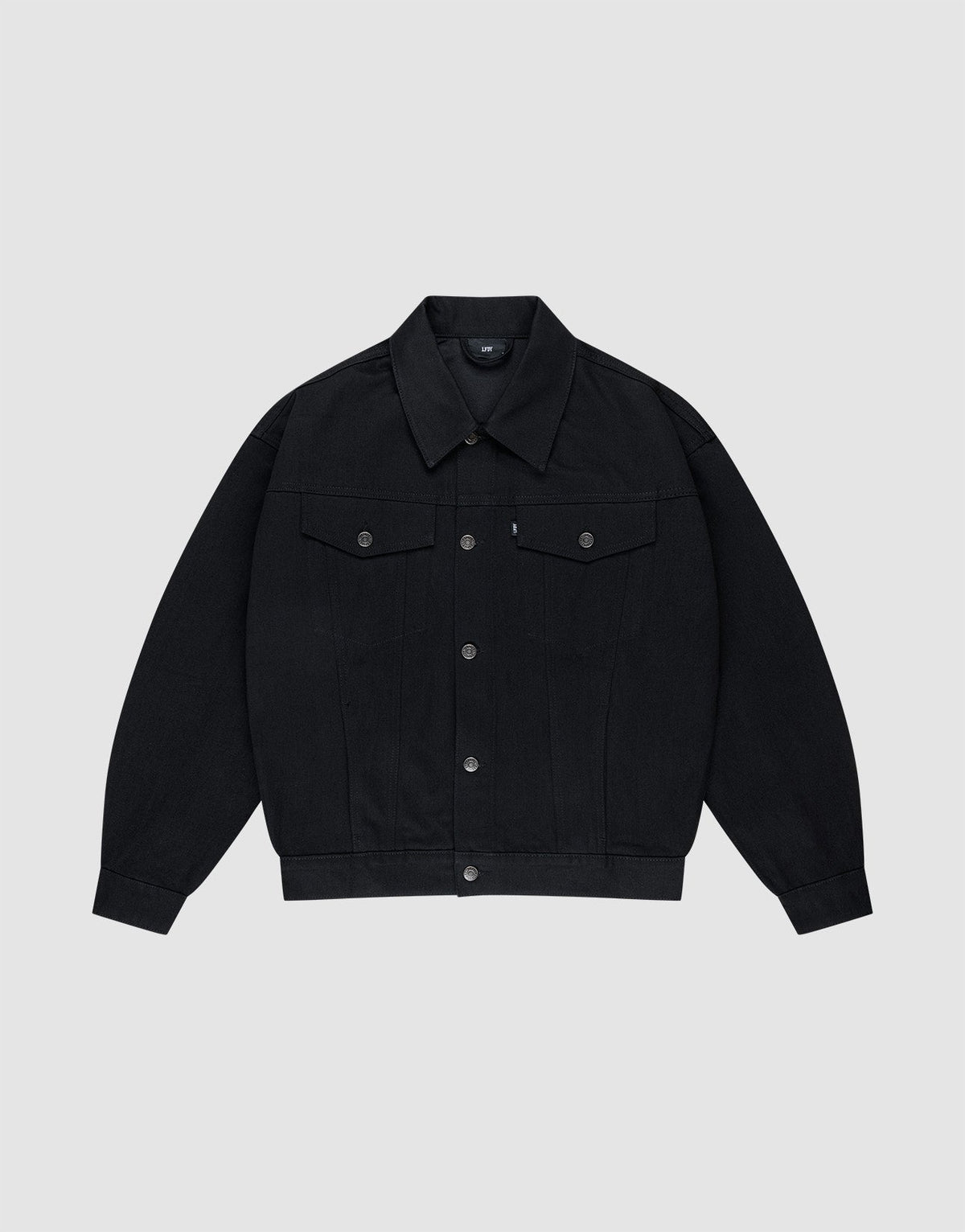 Die LFDY Denim Jacket von LIVE FAST DIE YOUNG ist eine schwarze Oversize-Jeansjacke aus 100% Baumwolle mit klassischem Kragen, Knopfleiste, langen Ärmeln und zwei Brusttaschen – präsentiert auf hellgrauem Hintergrund. | plain