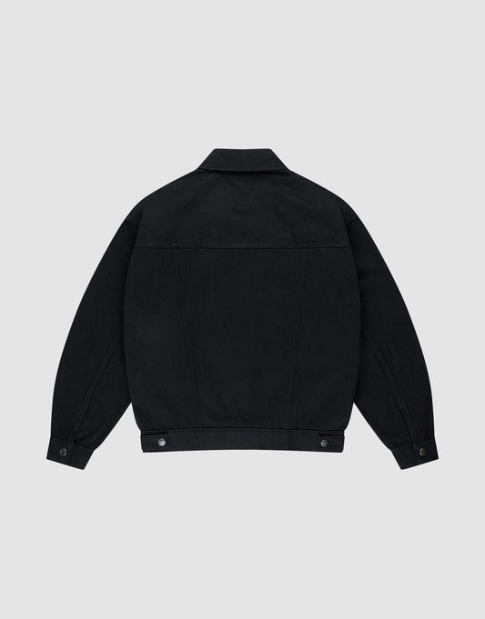 Die LFDY Denim Jacket von LIVE FAST DIE YOUNG ist eine schwarze Oversize-Jeansjacke aus 100% Baumwolle mit gerader Rückenpasse, Knopfmanschetten und verstellbaren Taillenlaschen auf hellem grauem Hintergrund.