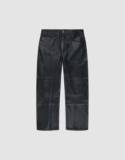 Baggy Leather Pants von LIVE FAST DIE YOUNG aus schwarzem Schafsleder mit geradem Bein, fünf Taschen und sichtbaren Nahtdetails, flach auf weißem Hintergrund präsentiert. | plain