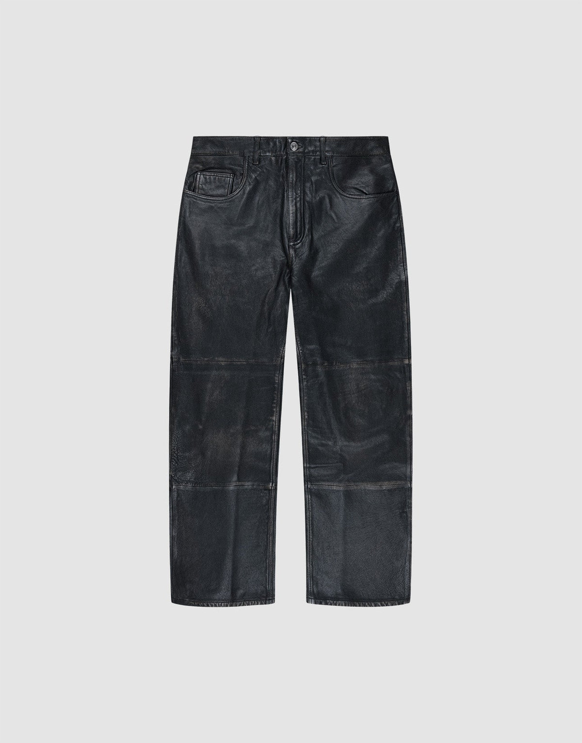 Baggy Leather Pants von LIVE FAST DIE YOUNG aus schwarzem Schafsleder mit geradem Bein, fünf Taschen und sichtbaren Nahtdetails, flach auf weißem Hintergrund präsentiert. | plain