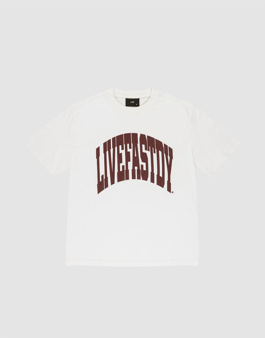 The LFDY Block Tee by LIVE FAST DIE YOUNG is a white oversize-fit short-sleeve shirt with LIVEFASTDIEYOUNG in bold, arched dark red letters on the chest. Made from 100% Baumwolle. | plain