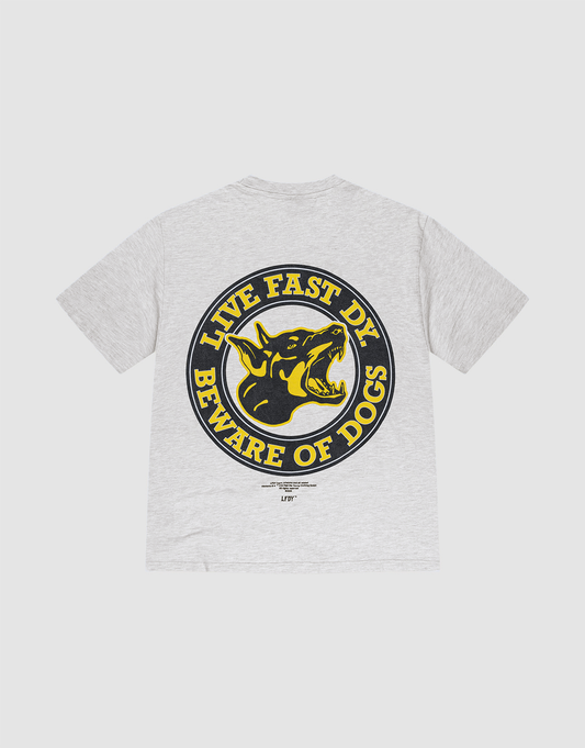 The LFDY Circle Dog Tee by LIVE FAST DIE YOUNG is a light gray, vintage-washed, oversized T-shirt made from 100% Baumwolle, featuring a large back graphic of a snarling dog head with bold yellow “LIVE FAST DIE” and “BEWARE OF DOGS” text. | plain
