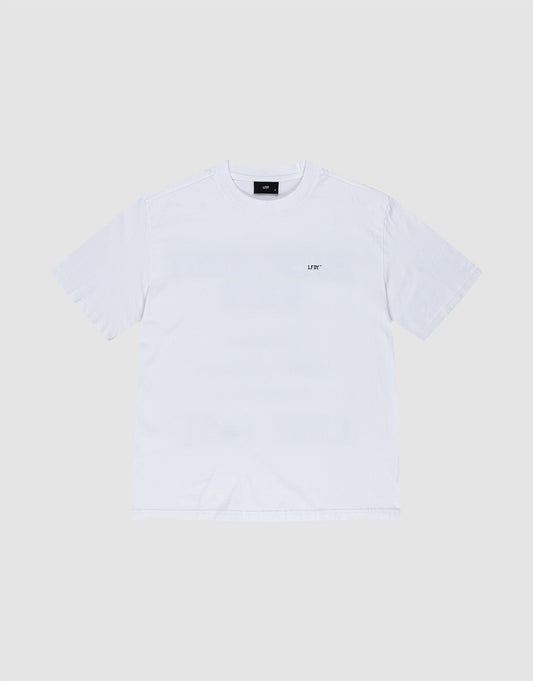 The LIVE FAST DIE YOUNG Everybody Eats Tee is an oversized white short-sleeve shirt made from 100% Baumwolle, featuring a small black LIFT logo on the left chest, shown on a light gray background.