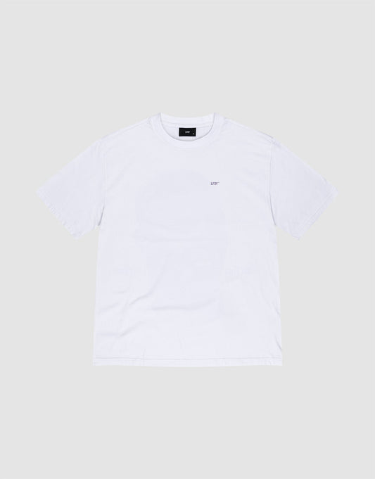 The LFDY Originals Tee by LIVE FAST DIE YOUNG is an oversized white short-sleeve shirt, flat on a light grey background, featuring a small black LIFT logo on the left chest. Crafted from 100% Baumwolle for comfort.