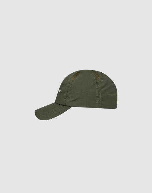 Die LFDY Performance Cap von LIVE FAST DIE YOUNG aus robustem Nylon in Olivgrün mit sichtbaren Nähten und geometrischen Mesh-Lüftungslöchern wird im Profil vor einem hellgrauen Hintergrund präsentiert.