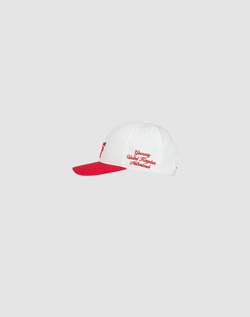The LF Snapback by LIVE FAST DIE YOUNG is a white 100% Baumwolle baseball cap with a red brim, red embroidered side text, and an adjustable Snapverschluss, shown on a light gray background.